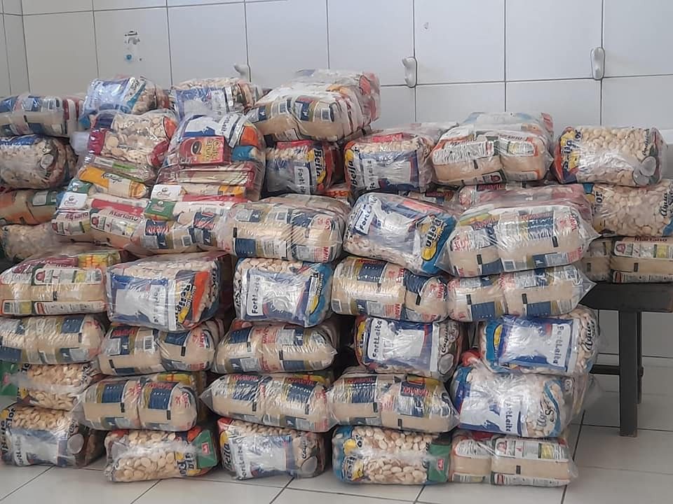 Banco de alimentos distribui cestas para famílias da capital
