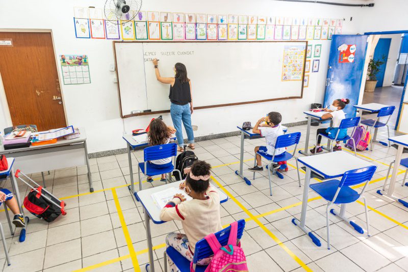 Profissionais da Educação de Vitória recebem progressão de carreira