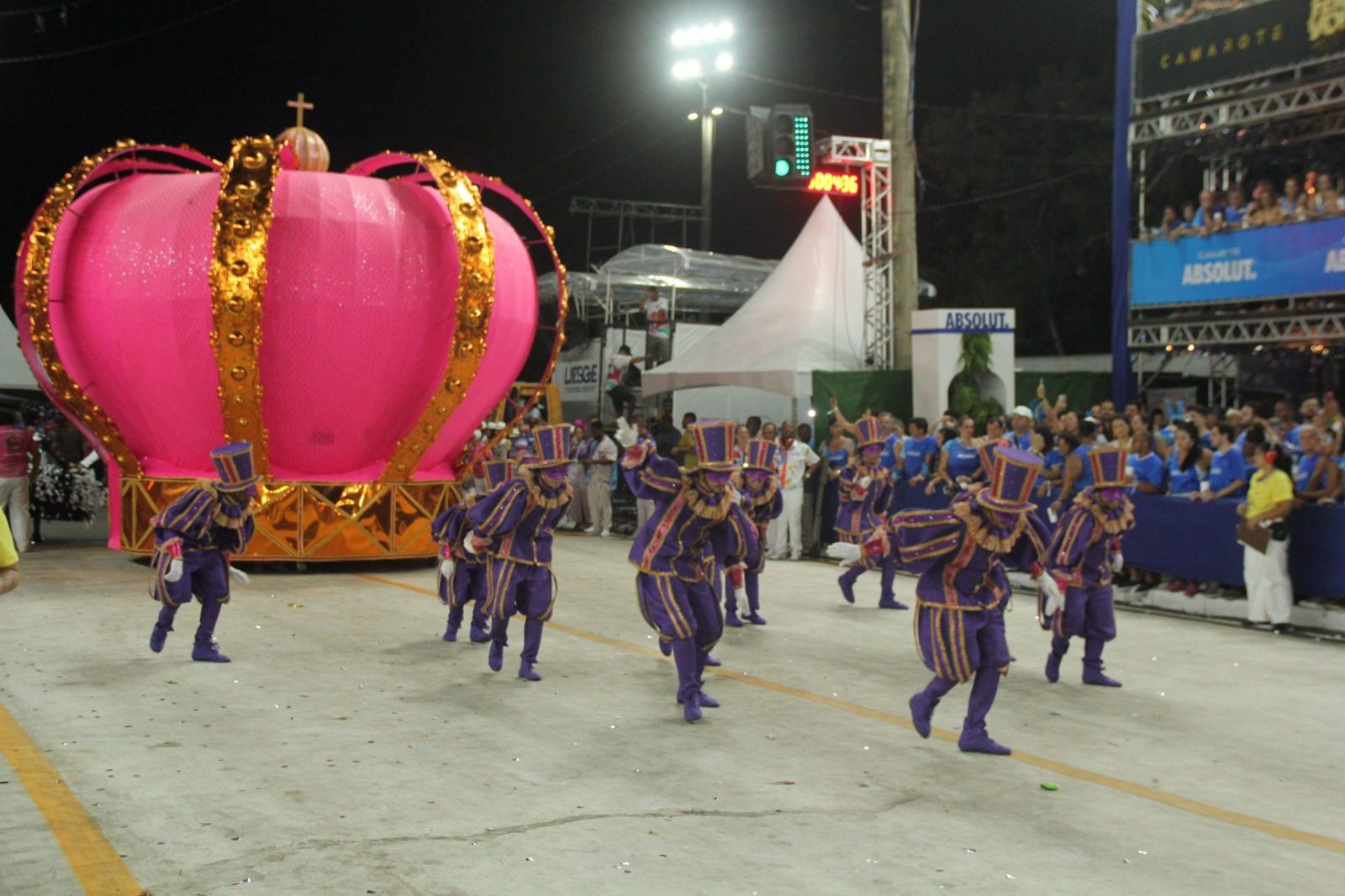 Coroa que abriu desfile da Novo Império no Carnaval de Vitória é furtada