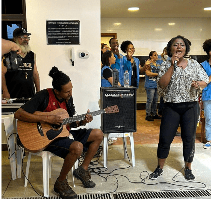 Participação de pessoas em situação de rua em ação da assistência social