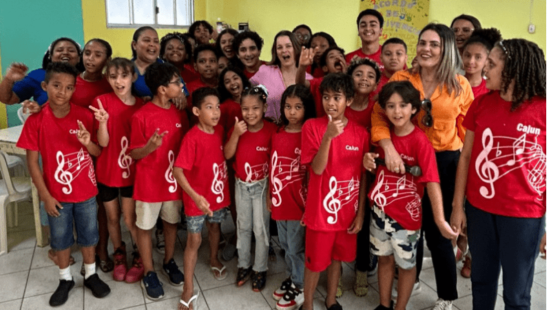 Comunidade Celebra Revitalização com Mural no Centro de Convivência de Sólon Borges.