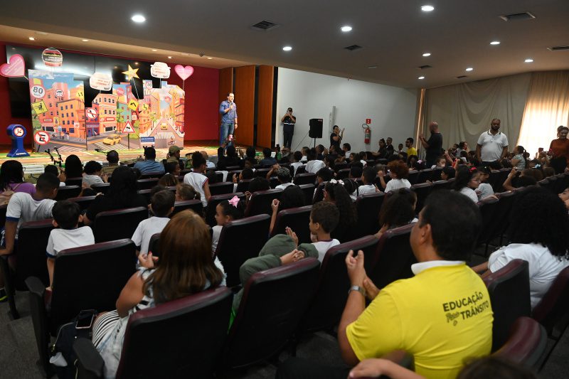 Iniciativa Educacional: Crianças Participam em Peso da Abertura da Semana de Trânsito em Vitória.