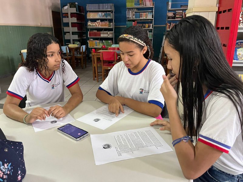 Desenvolvendo o Saber: Projeto na Emef Suzete Cuendet Fomenta Alfabetização Científica e Criatividade.