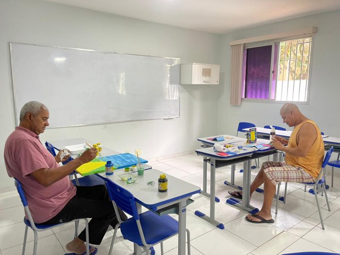 Oficina de pintura revela talentos de pessoas acolhidas no Abrigo 1
