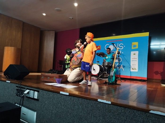 Momento de Diversão: Crianças Celebram a Culminância do Projeto Construindo Música