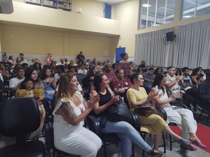 Iniciativa Inspiradora: Estudantes Lançam Livros em Homenagem à Diversidade e Inclusão