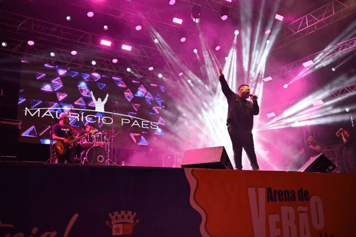 Ritmo Espiritual: Arena de Verão de Vitória Brilha em Noite de Louvor