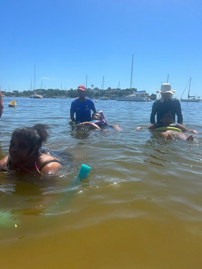 Dia de Alegria: Acolhidos pela Assistência Social Desfrutam de Lazer na Praia