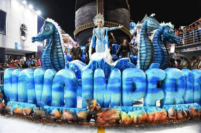 Festividades Carnavalescas: Duas Famílias Celebram com Paixão e Histórias Únicas