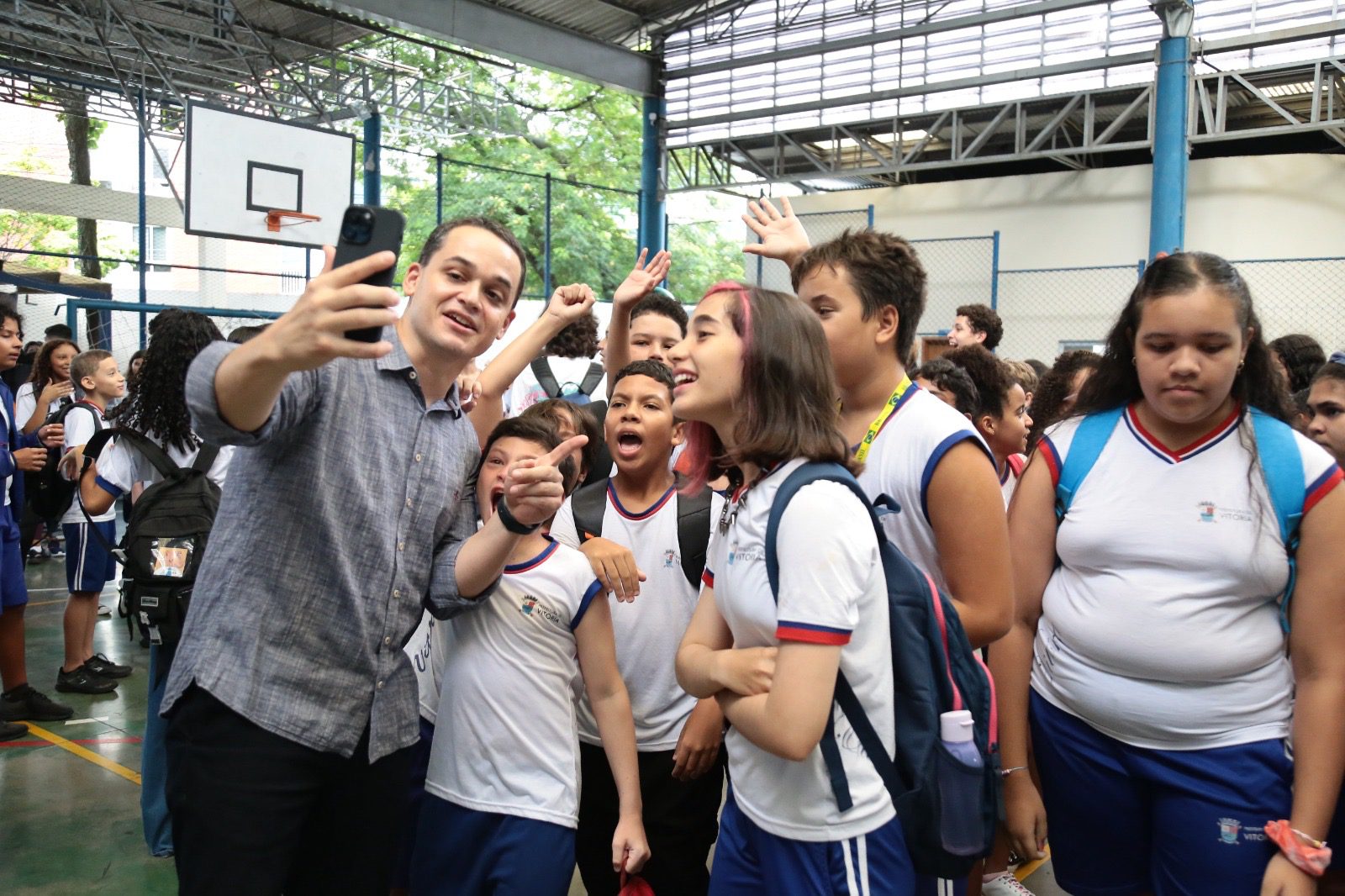 Prefeito Pazolini Acompanha Retorno às Aulas em Vitória: Compromisso com a Educação