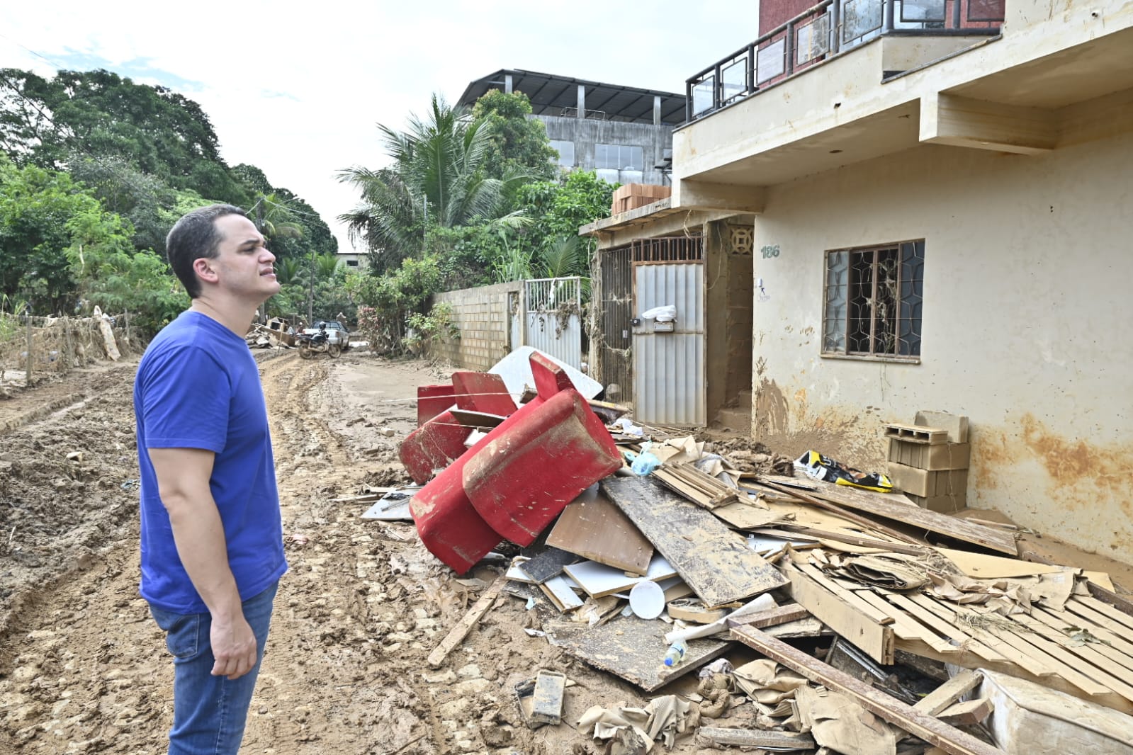Gestos de solidariedade: Pazolini entrega donativos a vítimas das enchentes em Mimoso