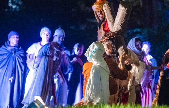 Emocione-se: Duas Apresentações do Auto da Paixão de Cristo em Vitória