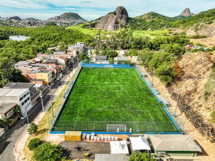 Resistência Ganha Novo Campo de Grama Sintética com Entrega da PMV