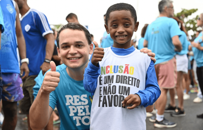 Unidos pela Conscientização: A Caminhada da AMAES em Defesa do Autismo