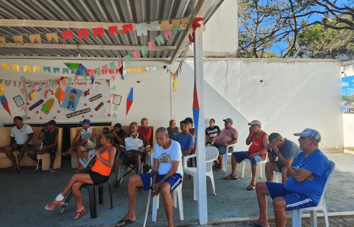 Voluntários do Abrigo 1 Cuidam de Animais em Ação Solidária