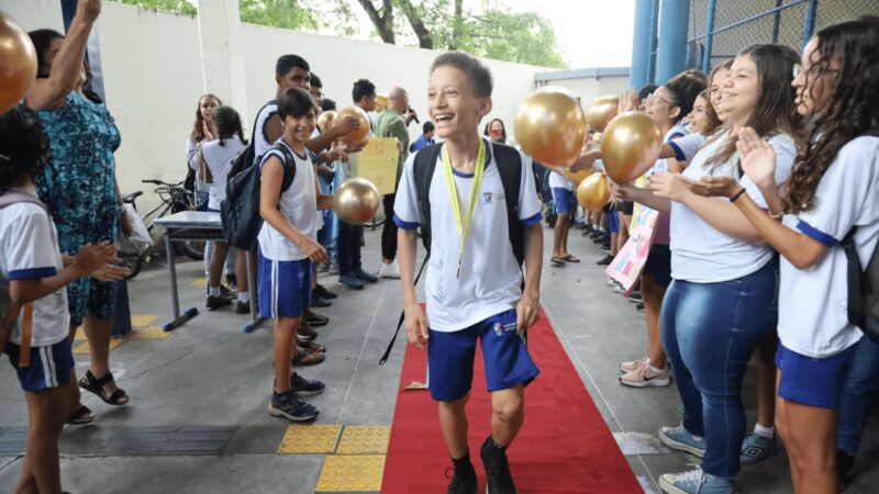 Lucca Volnei é Recepcionado com Calorosa Boas-Vindas no Retorno das Atividades Escolares