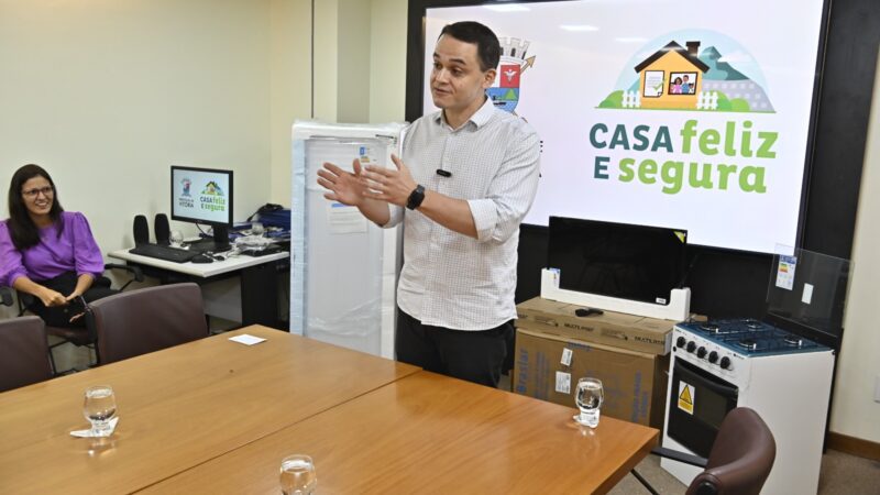 Ação Solidária: Pazolini entrega casa própria com geladeira, TV e fogão a mais três famílias da capital