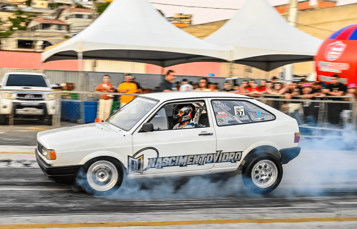 Arrancada de Emoções: 14 Mil Pessoas no Sambão do Povo para Champions Drag Fast