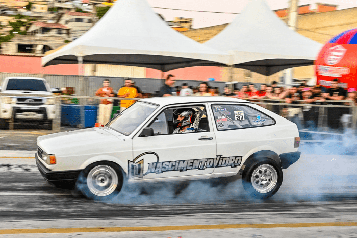 Arrancada de Emoções: 14 Mil Pessoas no Sambão do Povo para Champions Drag Fast
