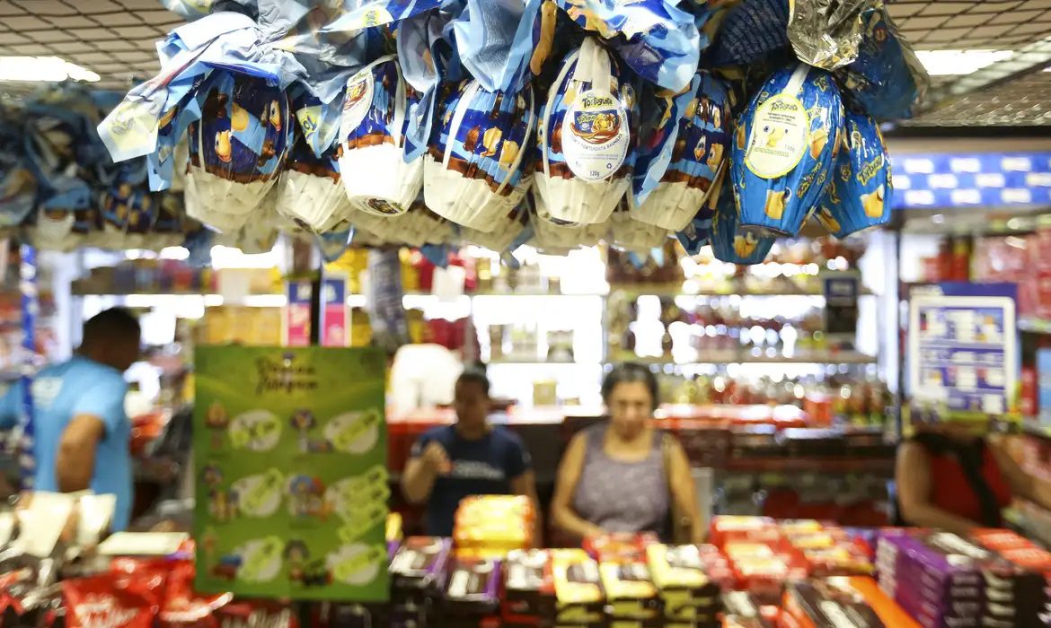 Páscoa de 2025 com ovos menores, chocolate mais caro e alternativas de biscoito