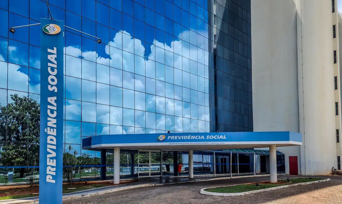Pensionistas e aposentados devem receber 13º adiantado