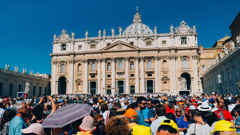 Fumaça branca anuncia que novo Papa foi escolhido no conclave