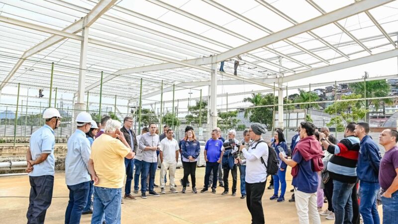 Pazolini e Evair de Melo visitam obra de cobertura das quadras do Tancredão seguem a todo vapor