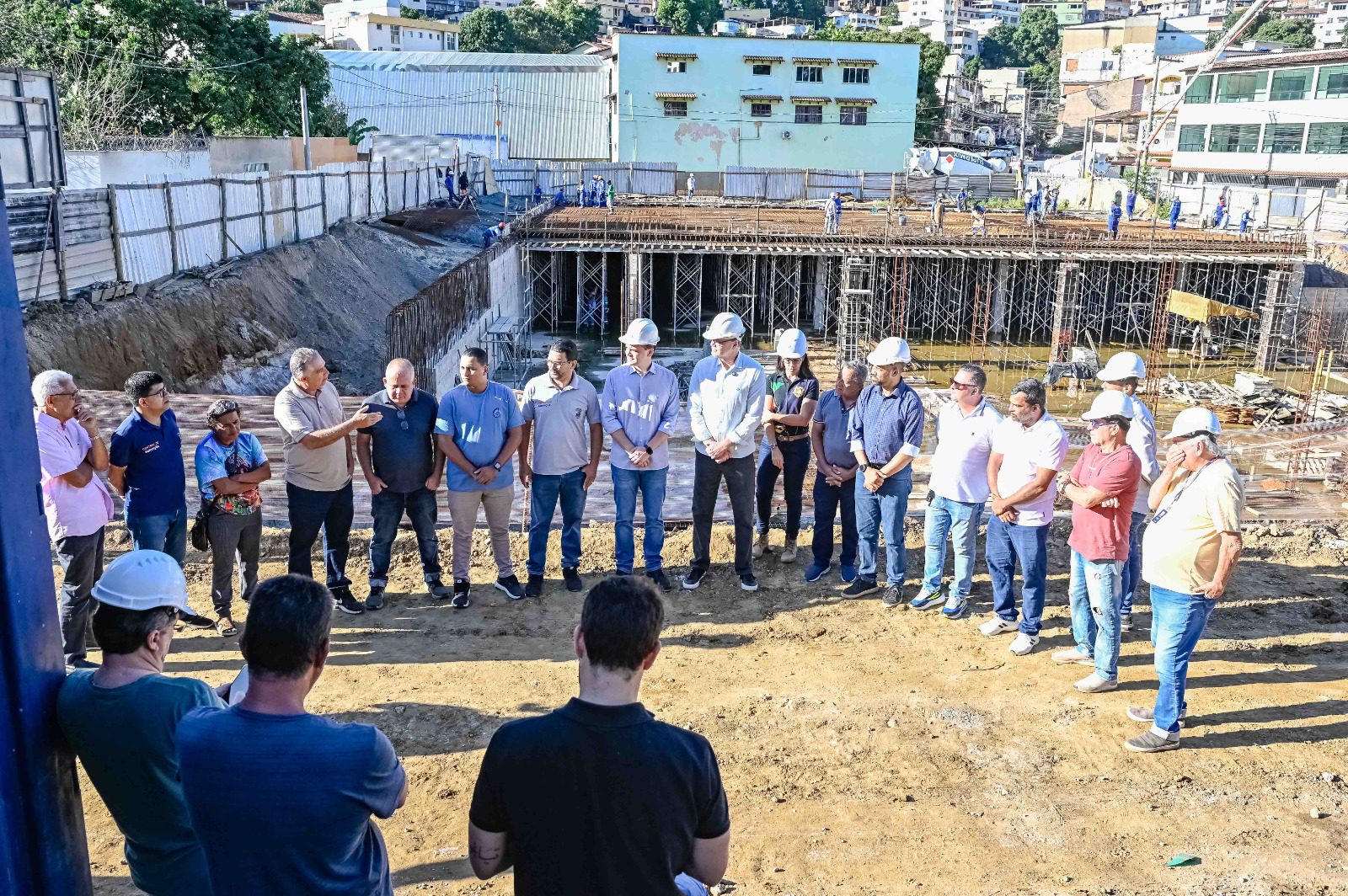 Pazolini acompanha concretagem do reservatório e contenção de Santa Teresa e obras de macrodrenagem na Grande Santo Antônio avançam