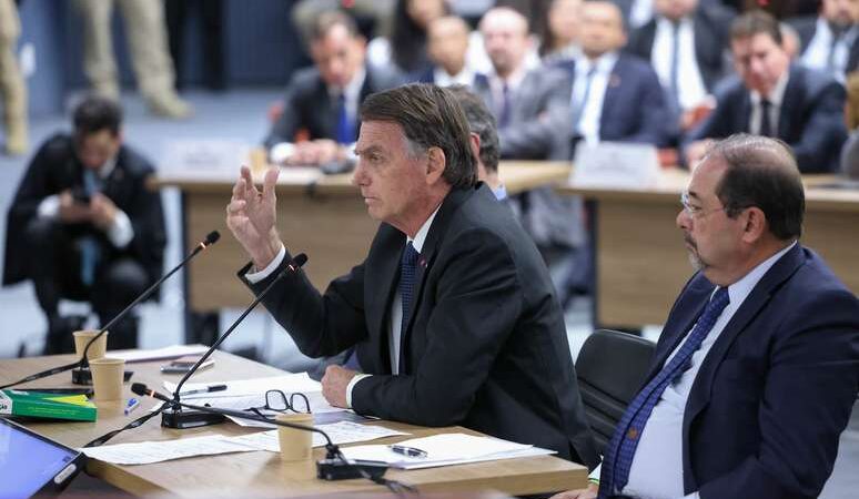 Bolsonaro chama de “malucos” apoiadores de intervenção militar