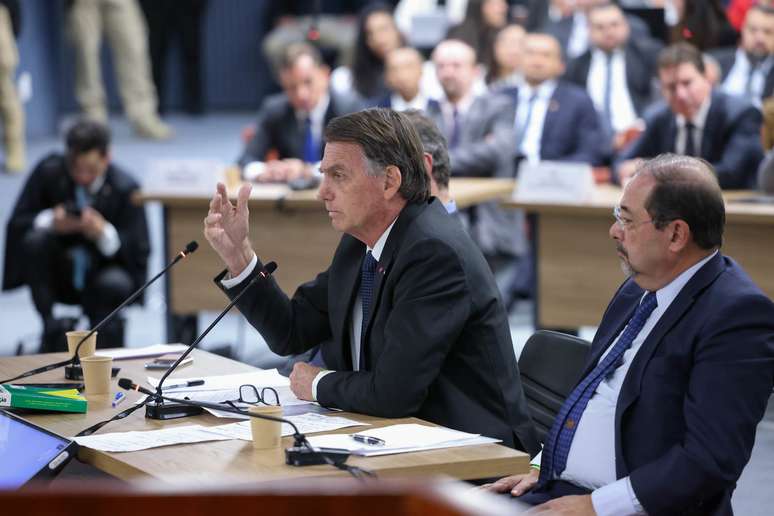 Bolsonaro chama de “malucos” apoiadores de intervenção militar