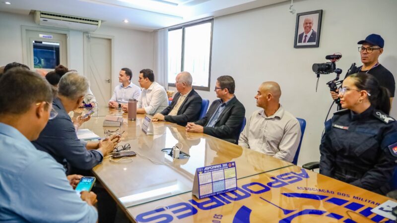 Prefeito de Vitória recebe Medalha e Certificado de Honra ao Mérito da Aspomires
