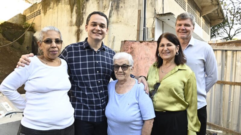 Pazolini visita obras da nova praça e encosta no bairro Universitário