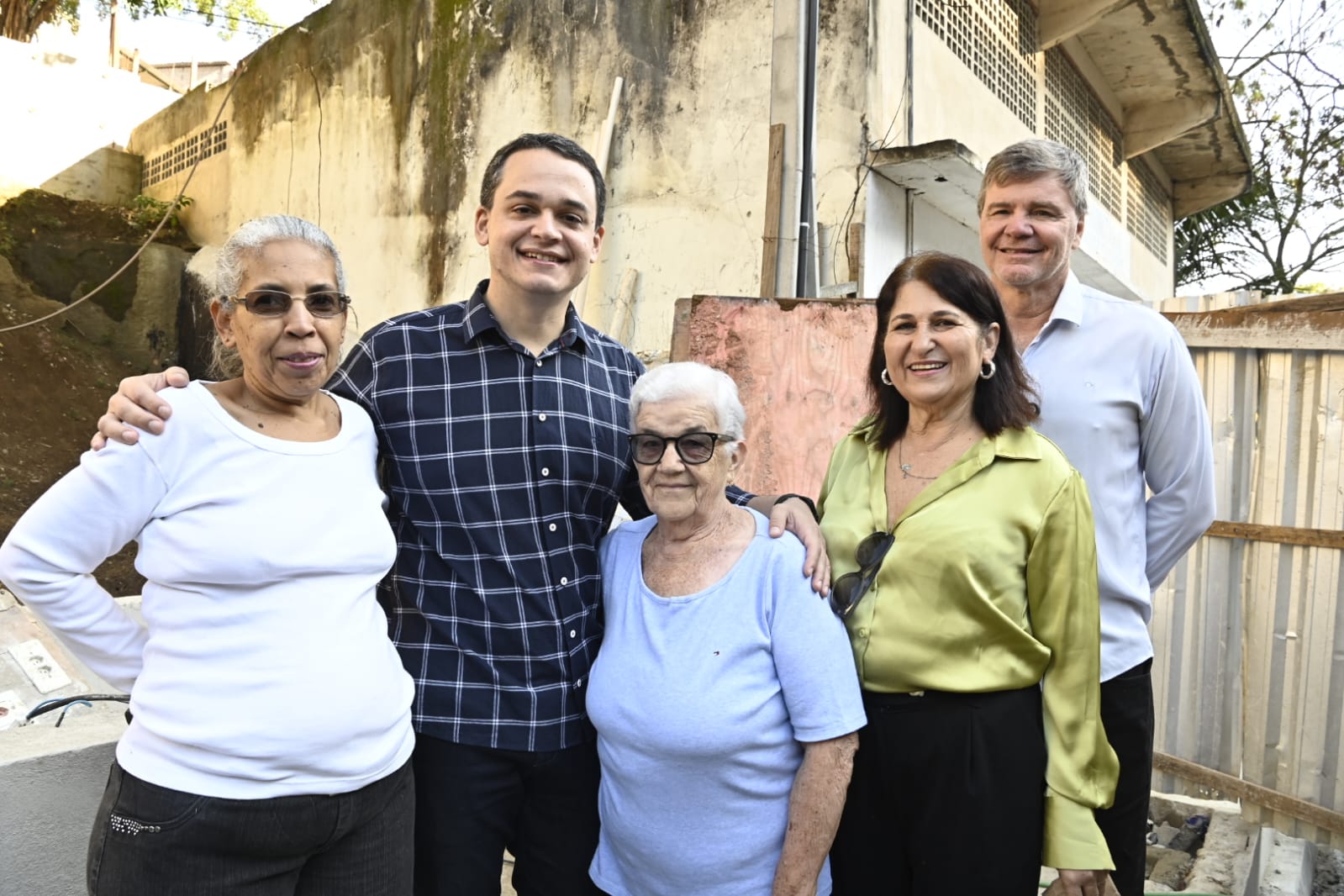 Pazolini visita obras da nova praça e encosta no bairro Universitário