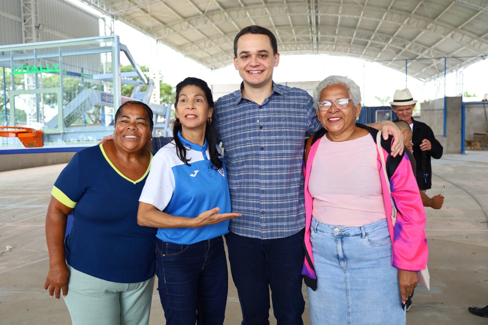 Pazolini visita cobertura da quadra da Praça do HI-FI, em Goiabeiras que está com 80% das obras concluídas