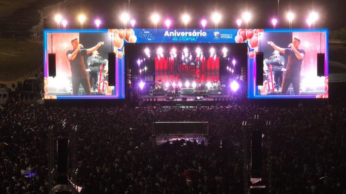 Vitória comemora 474 anos com shows que reúnem milhares de pessoas na orla de Camburi