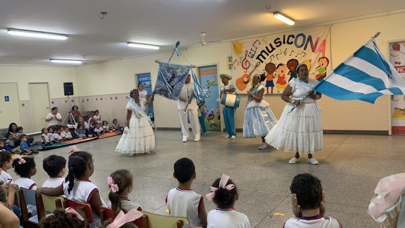 Homenagem ao congo encanta crianças em festival musical