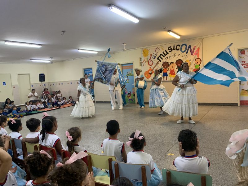 Homenagem ao congo encanta crianças em festival musical