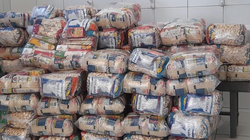 Banco de alimentos distribui cestas para famílias da capital