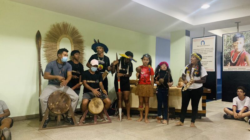 Indígenas da aldeia de Irajá visitam Escola da Ciência, Biologia e História