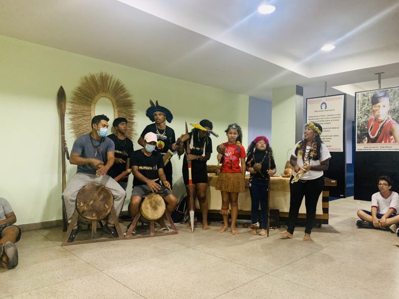 Indígenas da aldeia de Irajá visitam Escola da Ciência, Biologia e História