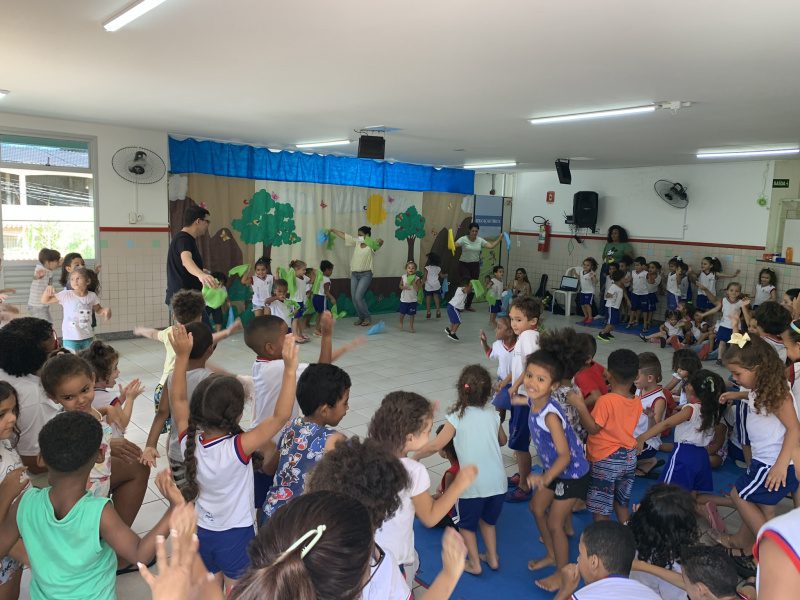 Aulas de música encantam e divertem crianças em Joana D’Arc