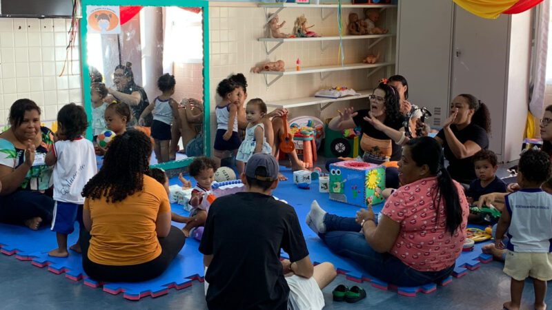 Crianças contam com a presença das famílias em acolhimento da educação infantil em Vitória