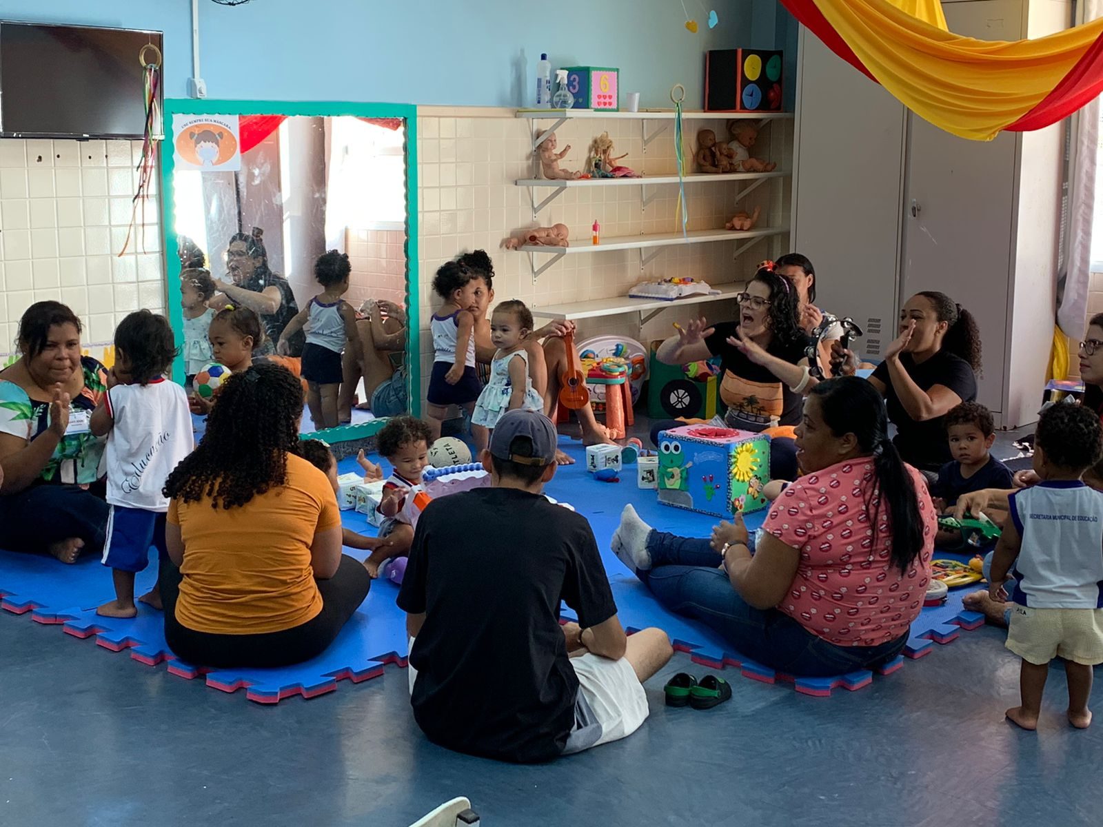 Crianças contam com a presença das famílias em acolhimento da educação infantil em Vitória