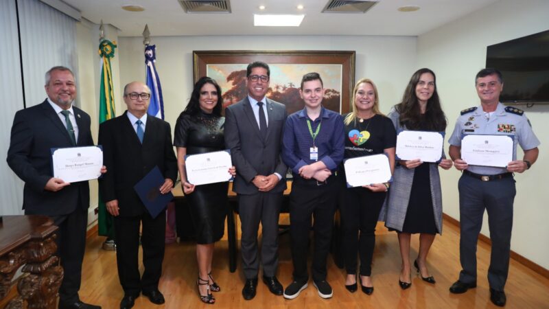 Prédio da Ales fica iluminado de azul para lembrar a causa das pessoas autistas