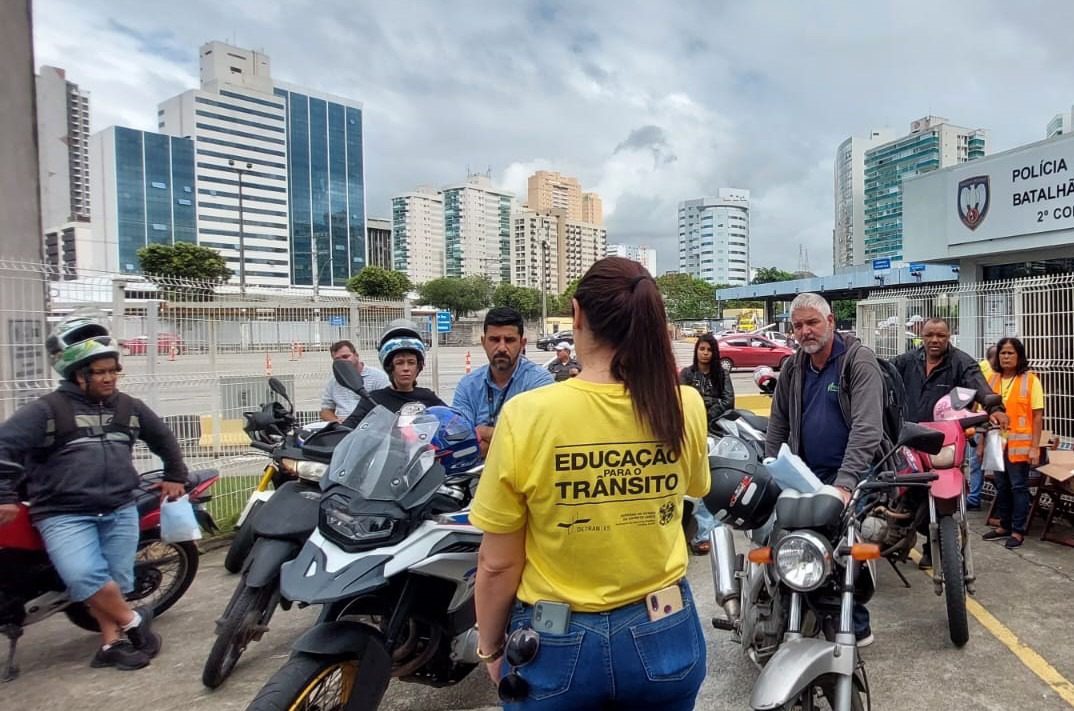 Detran promove ação para sensibilizar motociclistas na Terceira Ponte