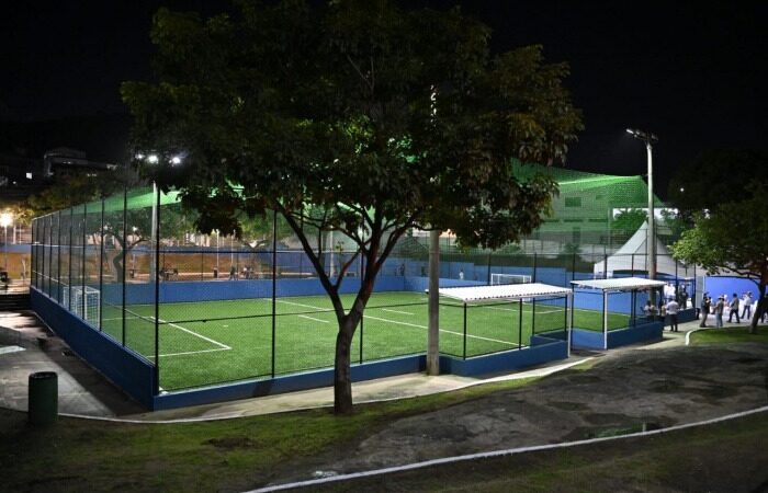 Bairro Grande Vitória recebe campo de grama sintética