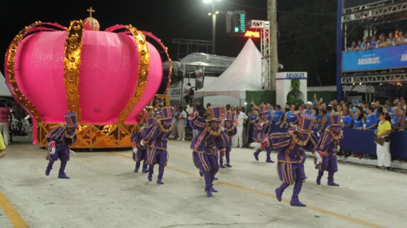 Coroa que abriu desfile da Novo Império no Carnaval de Vitória é furtada