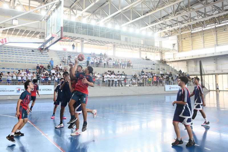 Esporte e paixão: Final do basquete nos Jogos Escolares Municipais de Vitória emociona participantes e espectadores.