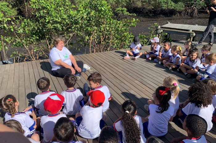 Consciência Ambiental em Ação: Crianças se Educam sobre o Manguezal e o Descarte Responsável.