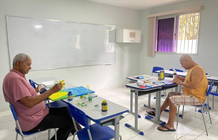 Oficina de pintura revela talentos de pessoas acolhidas no Abrigo 1